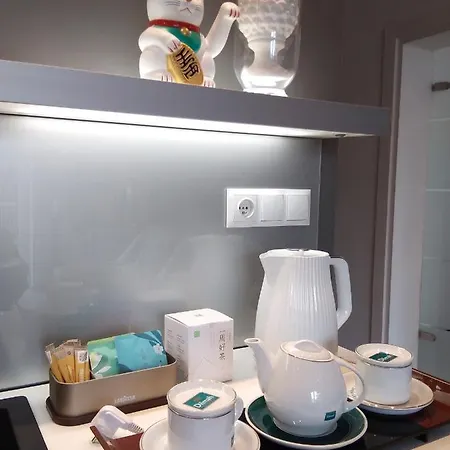 Center Japan - No Smoking, Free Bottled Water, Coffea And Tea *