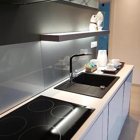 Center Japan - No Smoking, Free Bottled Water, Coffea And Tea