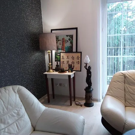 Center Japan - No Smoking, Free Bottled Water, Coffea And Tea