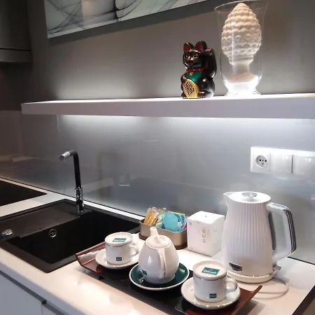 Center Japan - No Smoking, Free Bottled Water, Coffea And Tea *