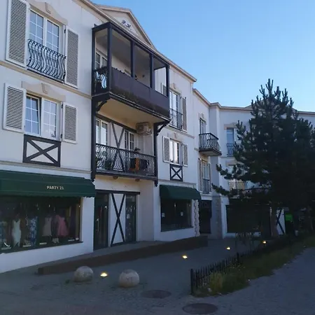 Center Japan - No Smoking, Free Bottled Water, Coffea And Tea *