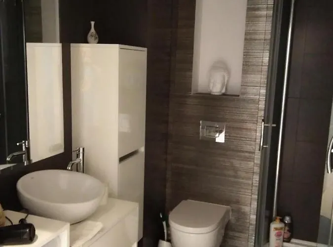 Center Japan - No Smoking, Free Bottled Water, Coffea And Tea コシャリン