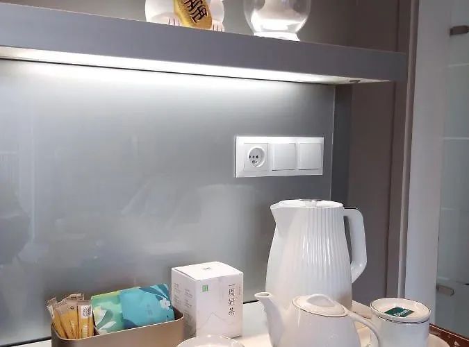 Center Japan - No Smoking, Free Bottled Water, Coffea And Tea *