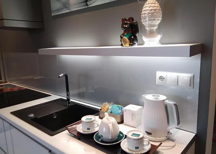 Center Japan - No Smoking, Free Bottled Water, Coffea And Tea *