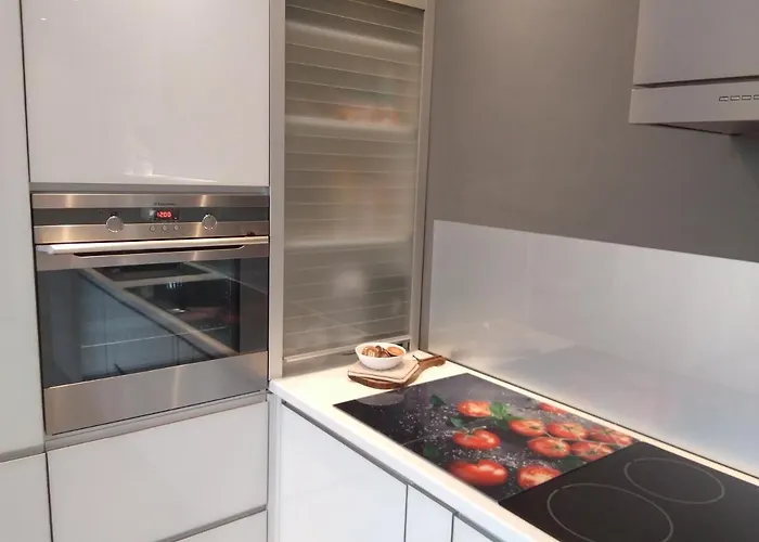 Center Japan - No Smoking, Free Bottled Water, Coffea And Tea * コシャリン