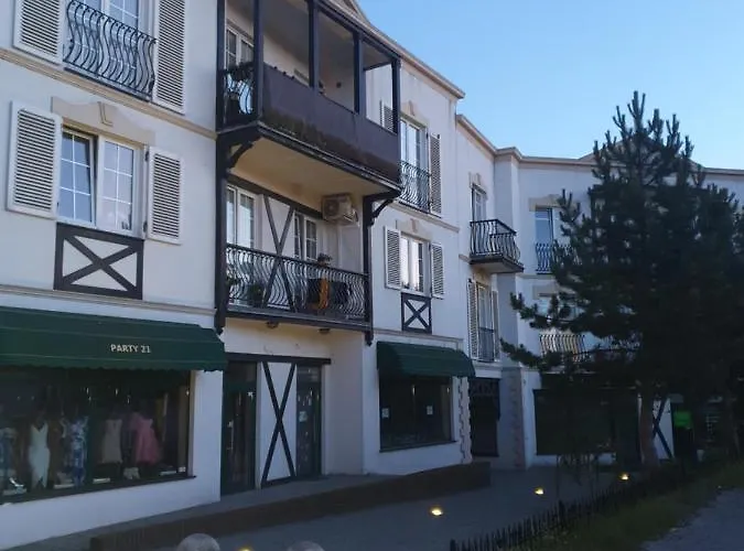 Center Japan - No Smoking, Free Bottled Water, Coffea And Tea *