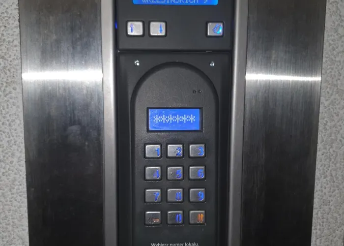 Center Japan - No Smoking, Free Bottled Water, Coffea And Tea コシャリン